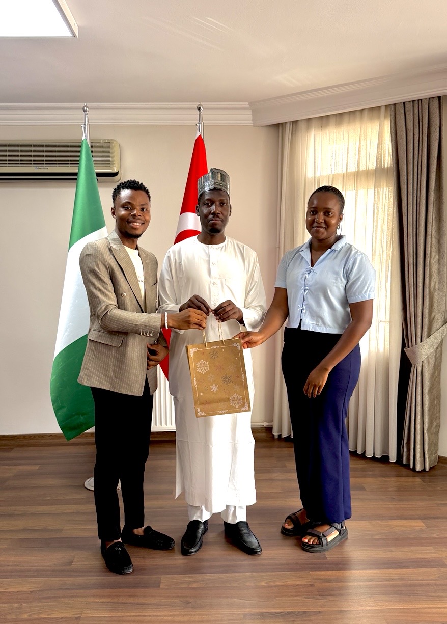 NANS-Türkiye President Comrade Caleb (Fortunate) and Vice President Comrade Aderonke presenting a farewell gift to His Excellency Mr. Aminu, Chargé d’Affaires of the Embassy of Nigeria in Ankara.